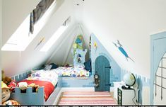 kinderzimmer-mit-dachschrage-einrichten-95_12 Bútor gyermekszoba lejtős tetővel