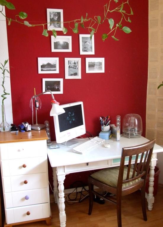 Piros fal színes hálószoba