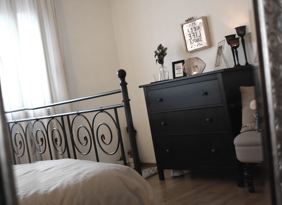 schlafzimmer-mit-schwarzen-mobeln-06 Hálószoba fekete bútorokkal
