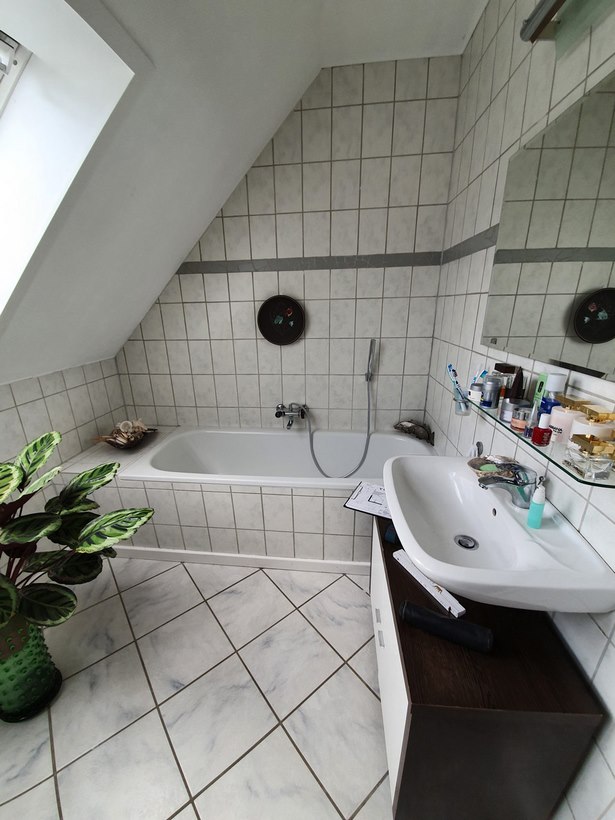 dusche-kleines-bad-dachschrage-22_13 Zuhanyzó kis fürdőszoba lejtős mennyezet