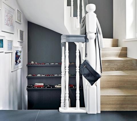 Színes design folyosó lépcső