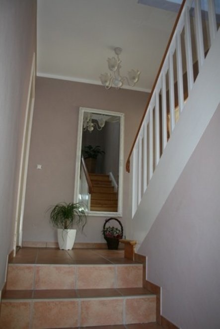 farbgestaltung-flur-treppenaufgang-12_10 Színes design folyosó lépcső