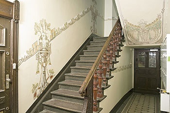 Színes design lépcső régi ház