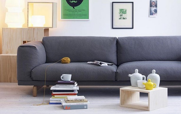 kleines-wohnzimmer-groe-couch-02_18 Kis nappali nagy kanapé