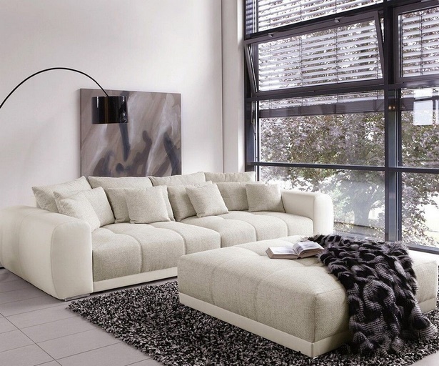 kleines-wohnzimmer-groe-couch-02_5 Kis nappali nagy kanapé