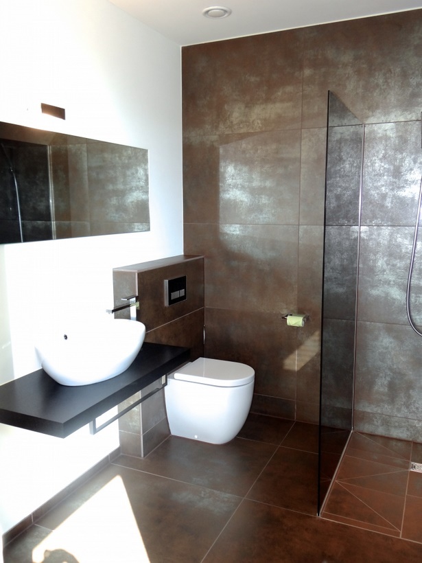 Modern fürdőszoba barna
