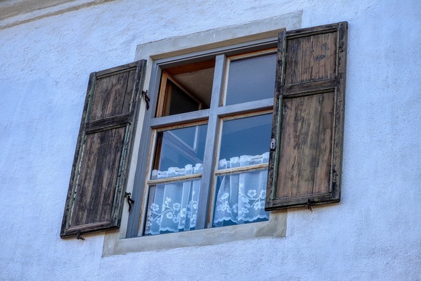 fenster-mit-vorhang-62_10 Egy ablak függöny