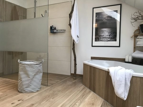 badezimmer-ideen-holzfliesen-44_13-6 Fürdőszoba ötletek fa csempe