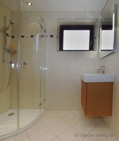kleines-bad-mit-dusche-gestalten-78_19 Tervezzen egy kis fürdőszoba zuhanyzóval