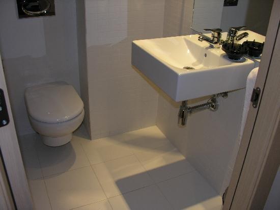 Kis fürdőszoba átalakítás zuhanyzóval