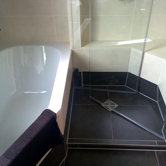 badewanne-und-dusche-auf-kleinstem-raum-57_14 Fürdőkád és zuhanyzó a legkisebb helyen