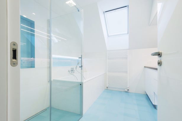 badewanne-und-dusche-fr-kleine-bder-21_12 Fürdőkád és zuhanyzó kis fürdőszobákhoz