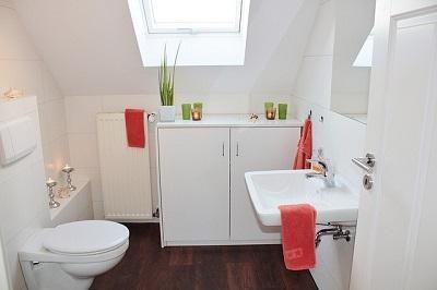 kleines-bad-im-dachgeschoss-75_3 Kis fürdőszoba a tetőtérben