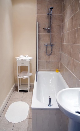 kleines-schmales-bad-einrichten-65_13 Kis keskeny fürdőszoba bútor