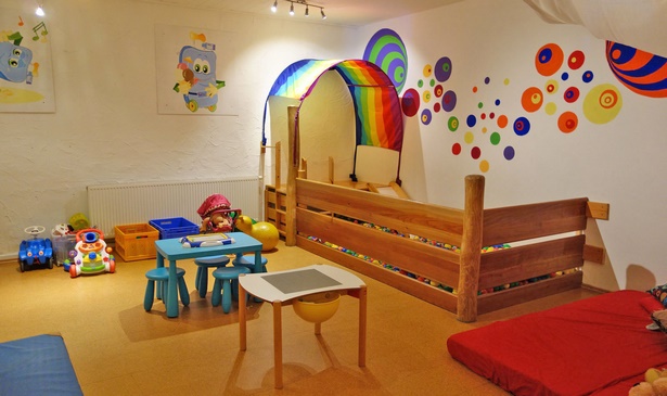 spielzimmer-fr-kleinkinder-99_16 Játszószoba kisgyermekek számára