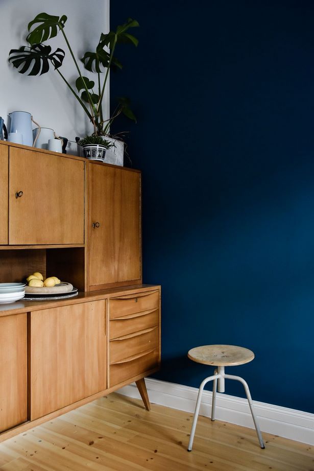 blaue-wandfarbe-wohnzimmer-60 Kék fal színes nappali