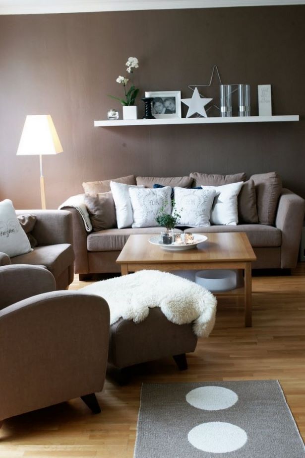 Barna fal színes nappali