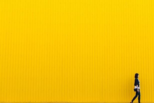 Sárga fal színes nappali