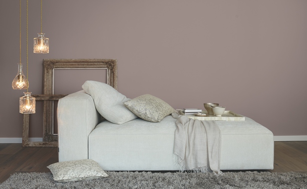 Fal színes hálószoba barna bútorok