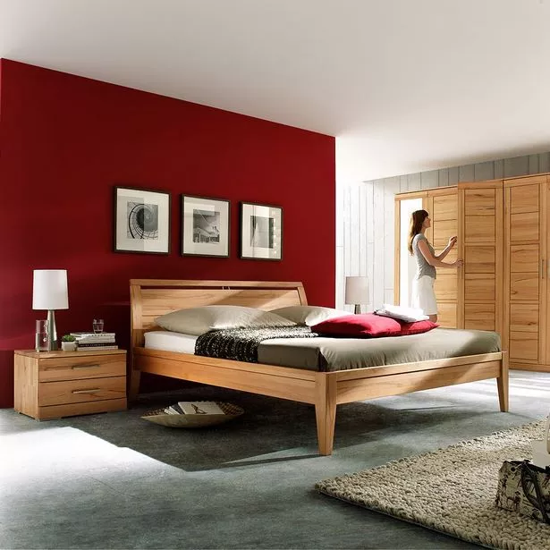 rote-wandfarbe-im-schlafzimmer-15_7-17 Piros fal színe a hálószobában