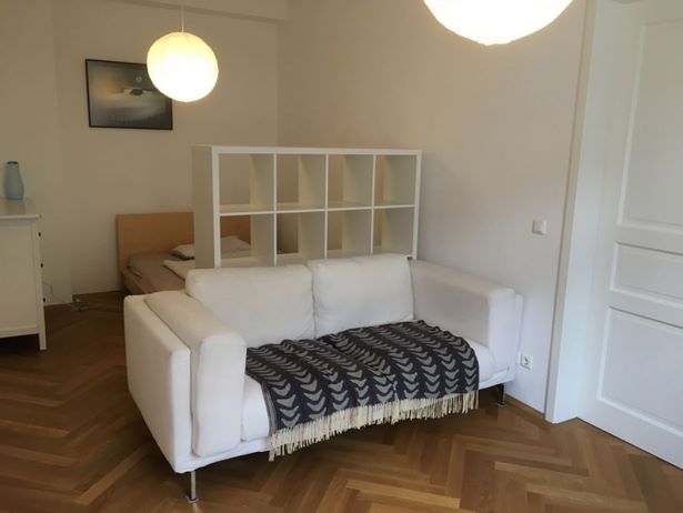 bett-und-couch-in-einem-zimmer-05 Ágy és kanapé egy szobában