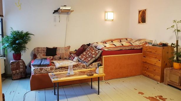 Ágy és kanapé egy szobában