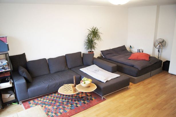 bett-und-couch-in-einem-zimmer-05_12 Ágy és kanapé egy szobában