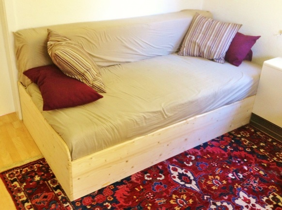 bett-und-couch-in-einem-zimmer-05_8 Ágy és kanapé egy szobában