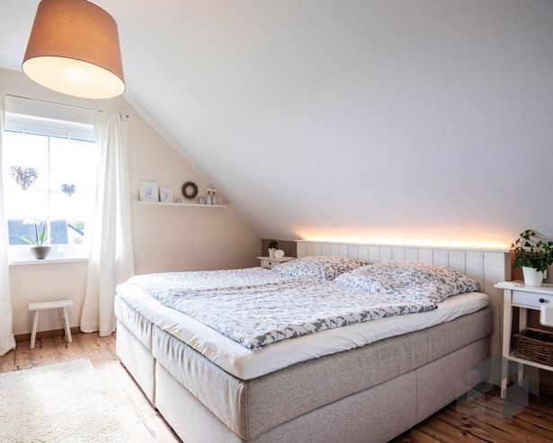 schlafzimmer-unter-dachschrage-gestalten-67_18 Hálószoba tervezése lejtős tető alatt