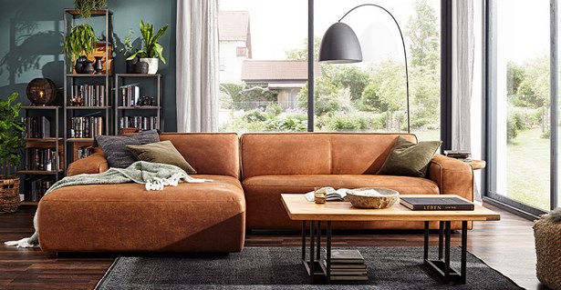 wohnzimmer-einrichten-mit-rotem-sofa-68 Nappali berendezése piros kanapéval