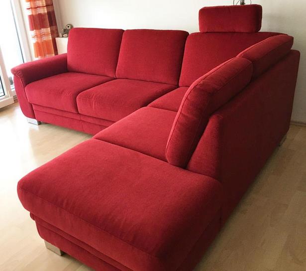 wohnzimmer-einrichten-mit-rotem-sofa-68_5 Nappali berendezése piros kanapéval