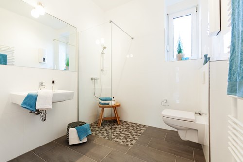 sehr-kleines-badezimmer-einrichten-11_7 Hozzon létre egy nagyon kis fürdőszobát