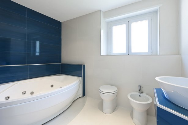 badezimmer-gestalten-blaue-fliesen-02_12 Fürdőszoba design kék csempe