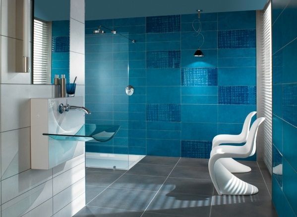 badezimmer-gestalten-blaue-fliesen-02_17 Fürdőszoba design kék csempe