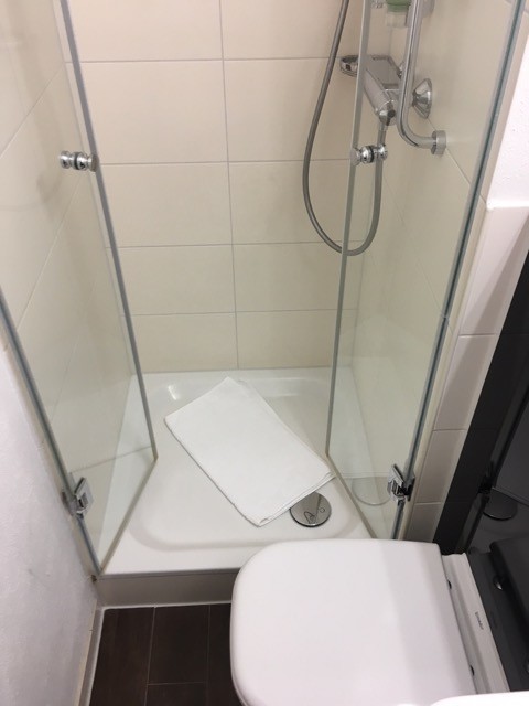 kleines-bad-dusche-einbauen-04_2 Kis fürdőszoba telepítése zuhany