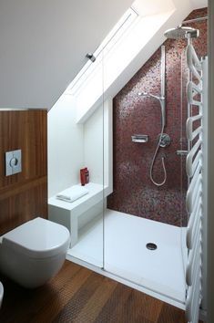 kleines-bad-mit-schrage-sinnvoll-gestalten-19 Tervezés kis fürdőszoba ferde