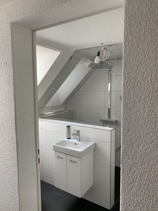 kleines-bad-unter-dachschrage-84 Kis fürdőszoba lejtős tető alatt
