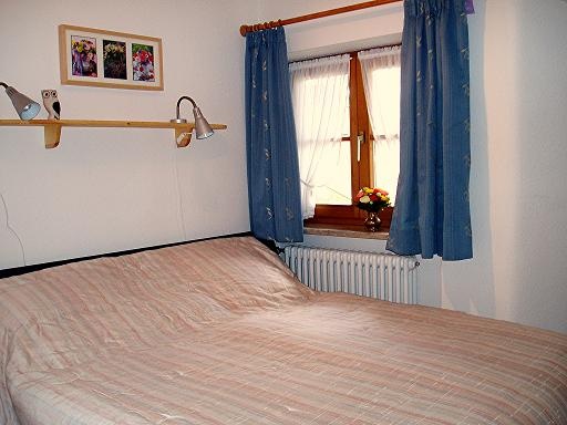 kleines-schlafzimmer-groes-bett-45_3 Kis hálószoba nagy ágy