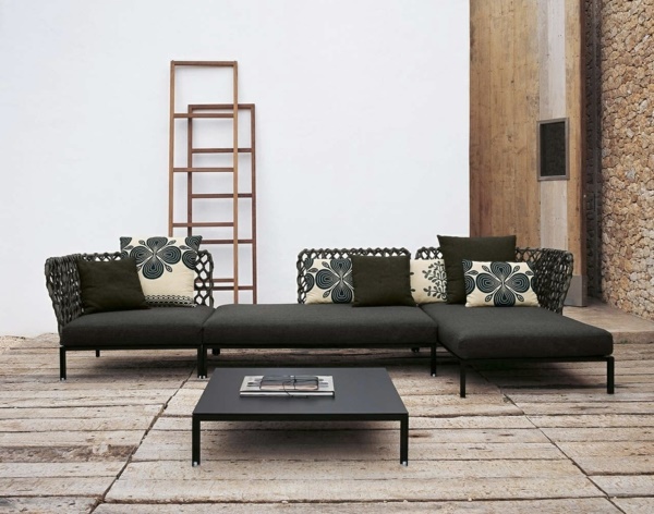 wohnzimmer-mit-schwarzem-sofa-03_14 Nappali fekete kanapéval