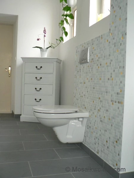 badezimmer-grau-weiss-mosaik-21_10-2 Fürdőszoba szürke fehér mozaik