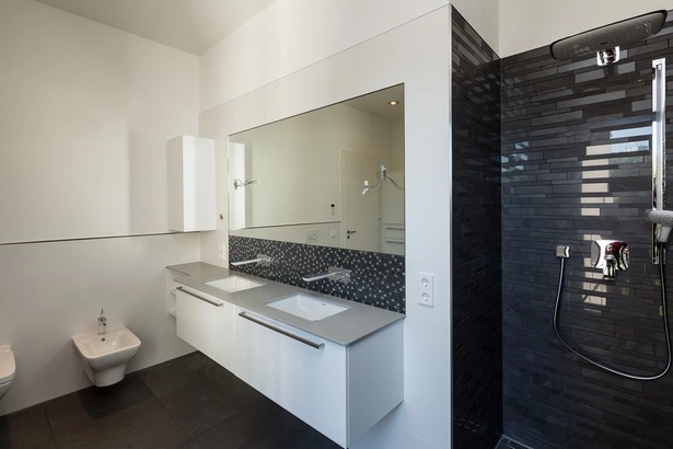 badezimmer-grau-weiss-mosaik-21_8-16 Fürdőszoba szürke fehér mozaik