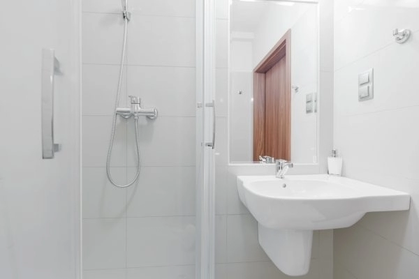kleines-bad-mit-walk-in-dusche-89_8-19 Kis fürdőszoba séta zuhanyzóval