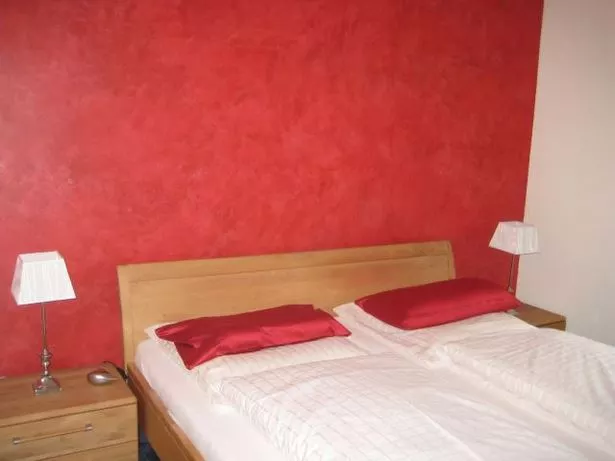 rote-wand-im-schlafzimmer-88_6-11 Piros fal a hálószobában