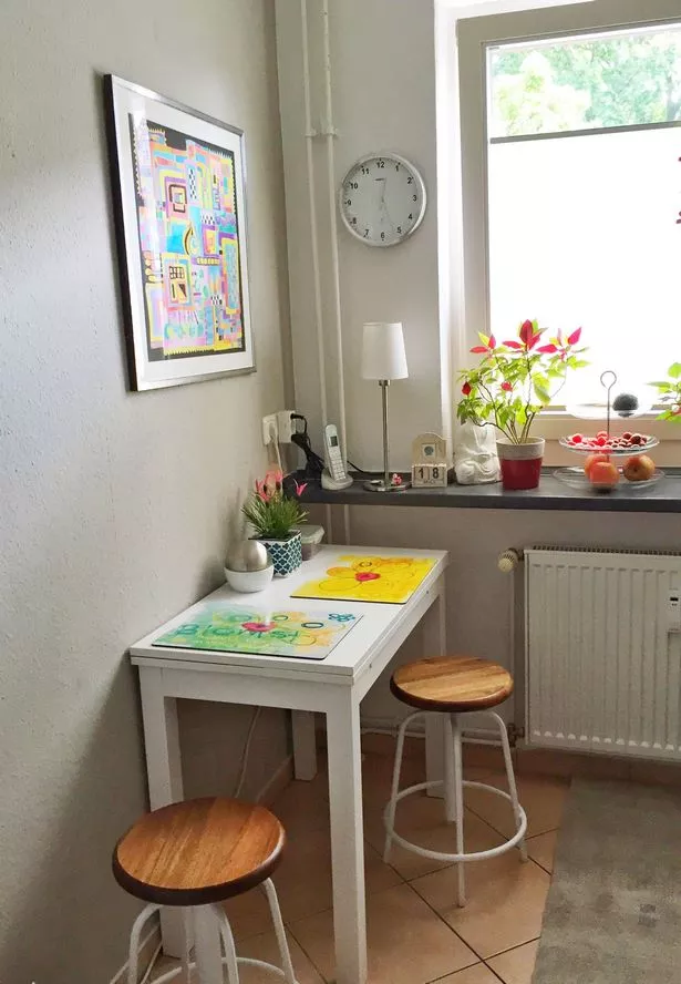 tisch-in-kleiner-kuche-16_10-2 Asztal egy kis konyhában
