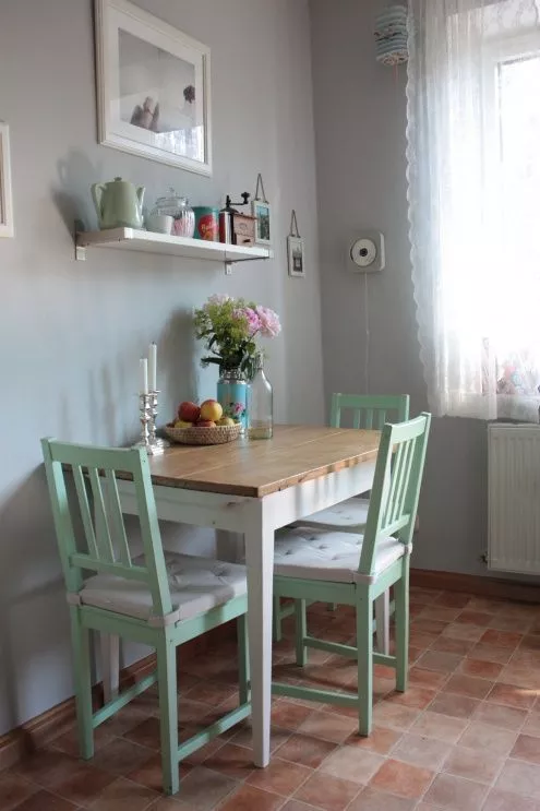 tisch-und-stuhle-fur-kleine-kuche-46_9-13 Asztal és szék kis konyha