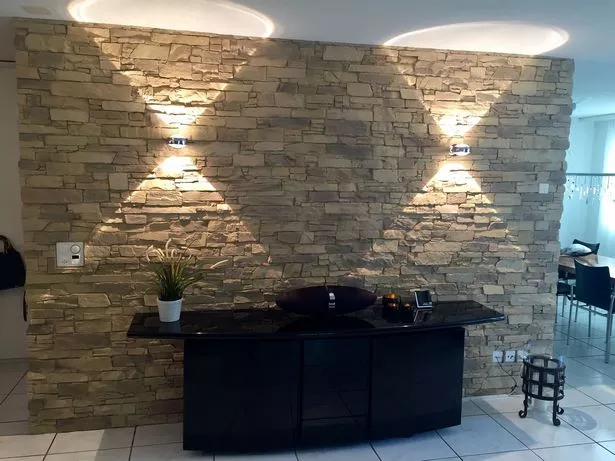 wohnzimmer-wandgestaltung-stein-90_6-17 Nappali fal design kő