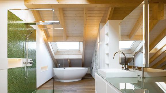 badgestaltung-kleines-bad-mit-dachschrage-79_2 Fürdőszoba kialakítása kis fürdőszoba lejtős tetővel
