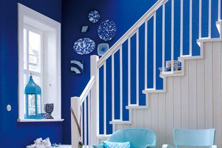 blaue-wand-weisse-mobel-80_11 Kék fal fehér bútorok