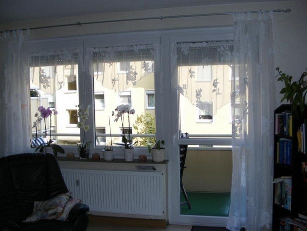 gardinen-fur-wohnzimmerfenster-mit-balkontur-34_13 Függönyök a nappali ablakokhoz erkélyajtóval