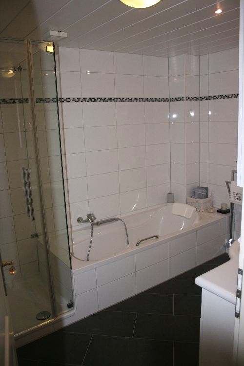 badewanne-und-dusche-nebeneinander-47_15 Kád, zuhany, egymás mellett